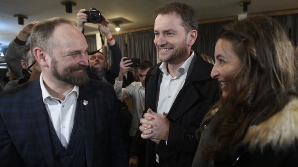 Předseda hnutí Obyčejní lidé a nezávislé osobnosti (OLaNO) Igor Matovič (uprostřed) a jeho žena Pavlína
